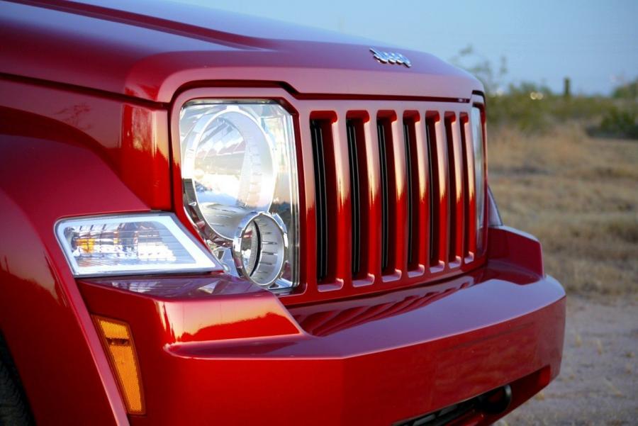  Jeep Liberty Sport 2010 года  (фото 3 из 37)